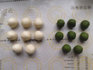 4、抹茶酥,松弛好后将油酥和油皮同时分割成八等份。分割好后搓圆盖上保鲜膜。松弛10分钟左右