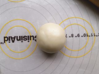 6、抹茶酥,包住后,用手在稍微搓圆一点。记住封口一定要收紧捏合