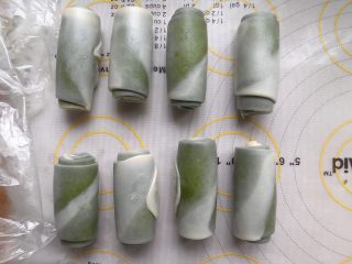 12、抹茶酥,所有卷好之后,盖上保鲜膜 松弛20分钟。