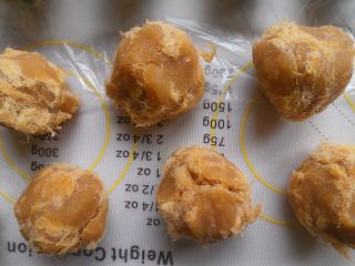 14、抹茶酥,然后以每三十克为一个剂子,将其分割好。