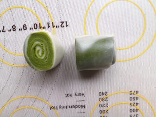 15、抹茶酥,我们将松弛好的酥 从中间切开,一定要用快到。这样比较不影响切面