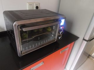 19、抹茶酥, 所有的都弄好后之后,将烤盘送入烤箱中层 170度 烤35分钟!具体温度和时间请根据自家烤箱调试。