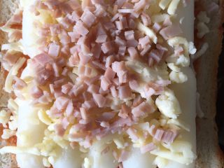 22、四种方式吃吐司,撒上切碎的火腿丁