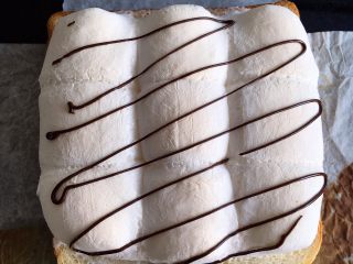 26、四种方式吃吐司,烤好的棉花糖可以再用巧克力酱拉几许线条