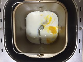 2、蔓越莓椰蓉千层吐司,再加入牛奶,炼乳，蛋液。启动和面程序