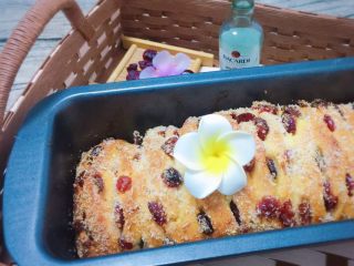 19、蔓越莓椰蓉千层吐司,如果特别喜欢吃甜食的可以在面粉里加些糖。倒是炼乳已经有甜味了，所以一般情况下可以不加糖了