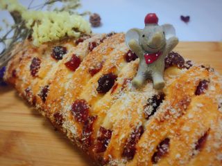 20、蔓越莓椰蓉千层吐司,因为面粉吸水情况不同，所以牛奶的用量要适当调整。面团不要太硬了，太硬了吐司吃起来不宣软，所以用手触摸面团硬，就要少量多次的加牛奶或者清水。