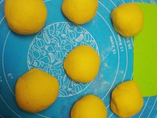 17、南瓜甜包,分成大小一样的剂子