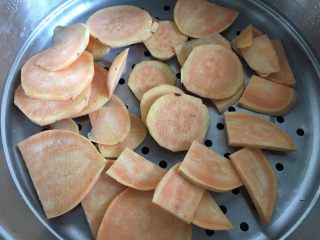 2、芝士地瓜球,切片上过蒸熟