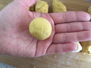 10、芝士地瓜球,揉圆