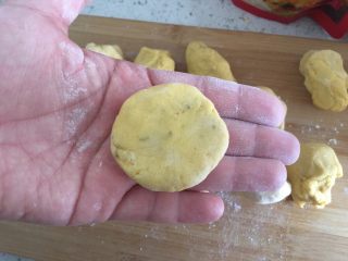 11、芝士地瓜球,压扁