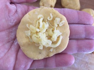 12、芝士地瓜球,放入芝士