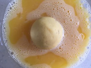 15、芝士地瓜球,放入蛋液中滚一圈