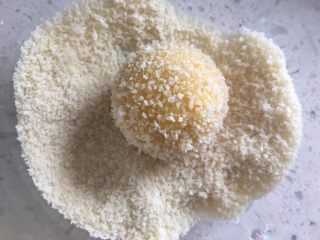 16、芝士地瓜球,再放入面包糠中滚一圈