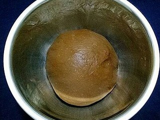 5、可可麻薯软欧包,将面团整形放入冰箱发酵一碗(我是为了节省时间,晚上揉好面团),现在天热可以室温发酵至两倍大,用手沾面粉戳小洞,不回缩即发酵好了