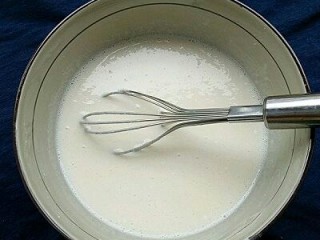 7、可可麻薯软欧包,将糯米粉、玉米淀粉、奶粉、砂糖、牛奶搅拌均匀