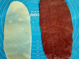 12、可可麻薯软欧包,取一个发酵好的面团擀成椭圆形,取一份麻薯擀成比面团稍微小些的椭圆形