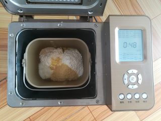 1、黄豆粗粮迷你汉堡,主配方中所有材料按照先液体再粉末的顺序放入面包机里，选择发面程序48分钟