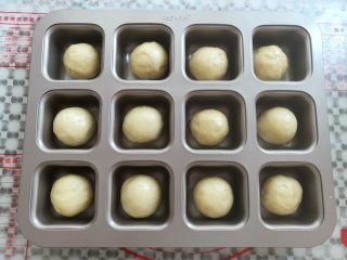 6、黄豆粗粮迷你汉堡,把所有的面团全部放入模具里，进烤箱选择发酵30分钟