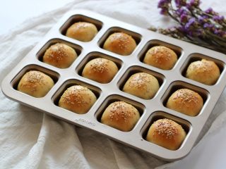 9、黄豆粗粮迷你汉堡,面包烤熟后取出脱模放凉