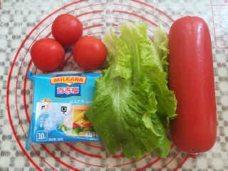 10、黄豆粗粮迷你汉堡,准备好做汉堡的材料，生菜洗净待用