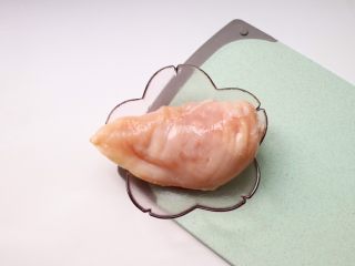 1、香炸鸡柳,食材准备:鸡胸肉一块洗净去除筋膜