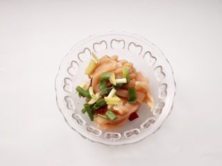 4、香炸鸡柳,先腌制鸡胸肉:葱姜蒜,辣椒放入