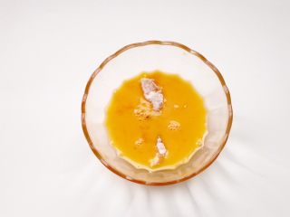 12、香炸鸡柳,再放鸡蛋液碗里蘸满鸡蛋液