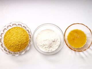 10、香炸鸡柳,提前准备好面包糠、面粉、鸡蛋打散搅拌均匀备用