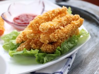 15、香炸鸡柳,炸好捞出控油或者放吸油纸上,生菜垫在最底下放上炸好的鸡柳,是不是很有食欲呢!