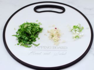 3、紫甘蓝鸡肉馅饼,香菜和葱姜切碎备用。