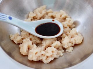 5、紫甘蓝鸡肉馅饼,再倒入生抽。