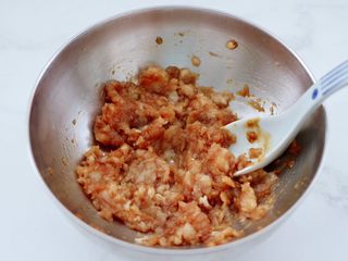 7、紫甘蓝鸡肉馅饼,把食材混合搅拌均匀腌制半小时。