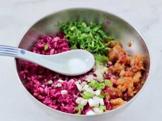 9、紫甘蓝鸡肉馅饼,再根据个人口味,加入适量的盐调味。