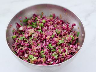 11、紫甘蓝鸡肉馅饼,把所有的食材,混合搅拌均匀馅料就做好了。