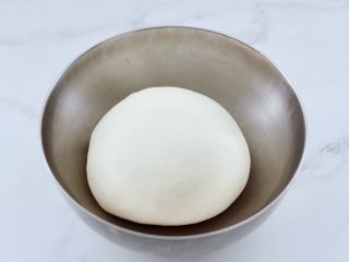 12、紫甘蓝鸡肉馅饼,中筋面粉里加入酵母和清水和成面团,盖上保鲜膜进行醒发。