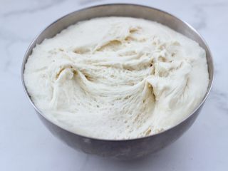 13、紫甘蓝鸡肉馅饼,醒发好的面团呈蜂窝状。