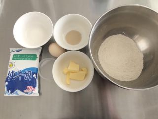 1、无需打发，无需泡打粉的松饼,面粉提前过筛，混合均匀。