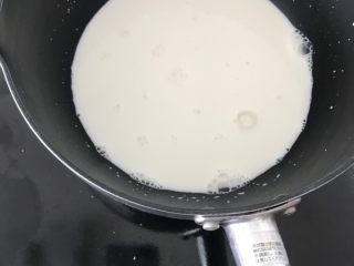 2、无需打发，无需泡打粉的松饼,加热牛奶至35度，备用。