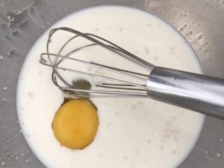 4、无需打发，无需泡打粉的松饼,加入鸡蛋，搅拌均匀。