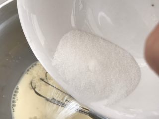 5、无需打发，无需泡打粉的松饼,加入砂糖，搅拌均匀。