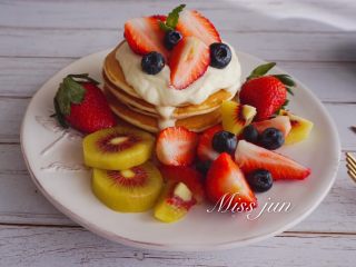 13、无需打发，无需泡打粉的松饼,最后可以淋上蜂蜜，也可以淋上酸奶，奶油，搭配自己喜欢的水果装饰即可。