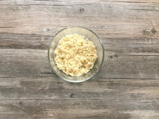 4、黄桃香酥面包,b.全部材料混合抓匀即可,冰箱冷藏。