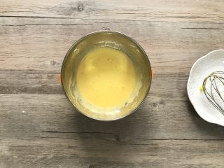 6、黄桃香酥面包,c.另一半的糖(10克)加入蛋黄内,搅打至糖融化颜色发白。