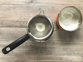 9、黄桃香酥面包,f.过筛倒入之前的牛奶中。