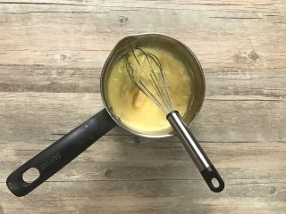 10、黄桃香酥面包,g.再开小火煮至浓稠(煮的过程要不停搅拌以免结块糊底),离火并加入黄油。