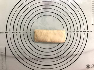 15、黄桃香酥面包,上下各三分之一处向内对折。