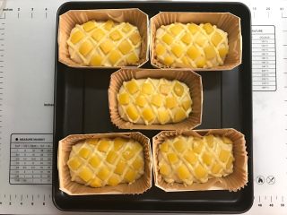 20、黄桃香酥面包,菱形内放上黄桃。