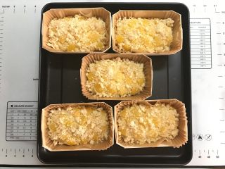 21、黄桃香酥面包,最后撒上香酥粒。