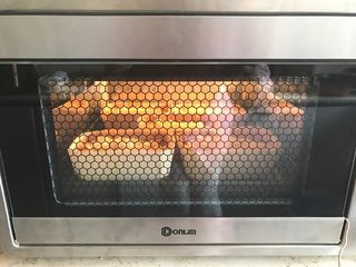 22、黄桃香酥面包,送入烤立方,上160度下150度烘烤25分钟左右。